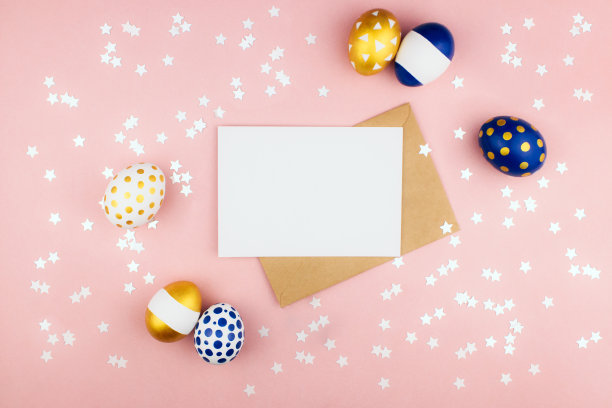 现代的金色和蓝色的复活节彩蛋与信封和信平躺在粉红色的背景与星星纸屑顶视图拷贝空间。复活节快乐庆祝概念。网络旗帜模板。库存图片图片下载
