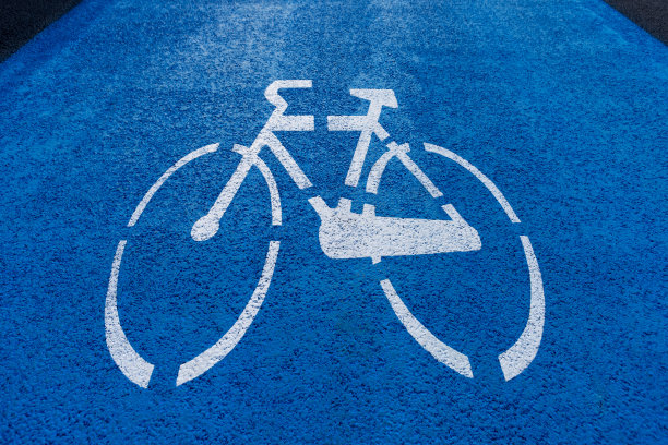 在道路上的自行车标志俯视图图片下载