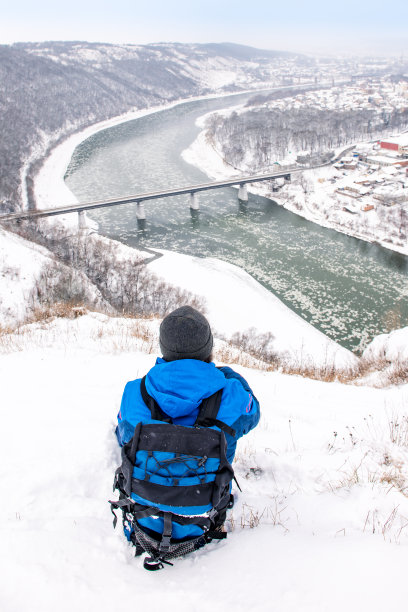 欣赏冬天风景的人图片下载