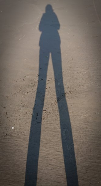 一个人走在街上的剪影图片下载