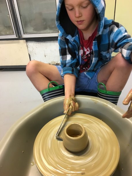 陶轮上的孩子图片下载