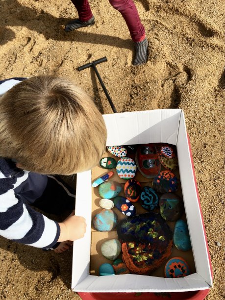 孩子和他的彩色岩石图片下载