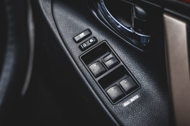 带有控制面板的汽车扶手。门锁和镜子控制。窗户调节按钮，门锁。现代汽车的摄影。图片下载