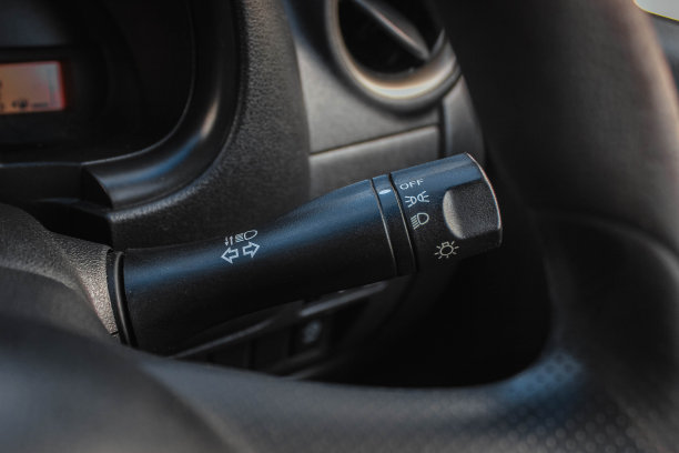 关掉汽车里的灯。特写汽车综合转向指示灯与前照灯开关拨动。图片下载