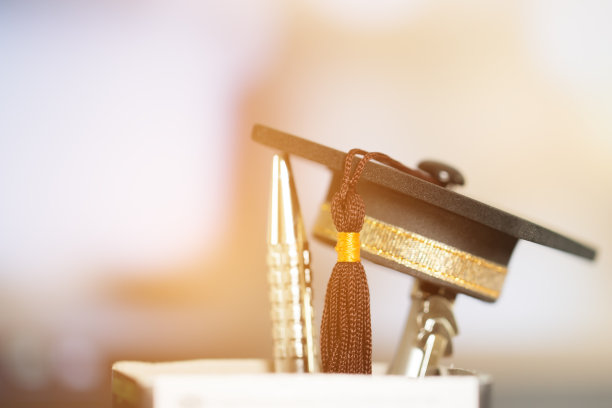 毕业留学国际学校概念:黑色毕业帽上的银笔在瓶子里。教育是你人生中学习和成功的知识和力量图片下载