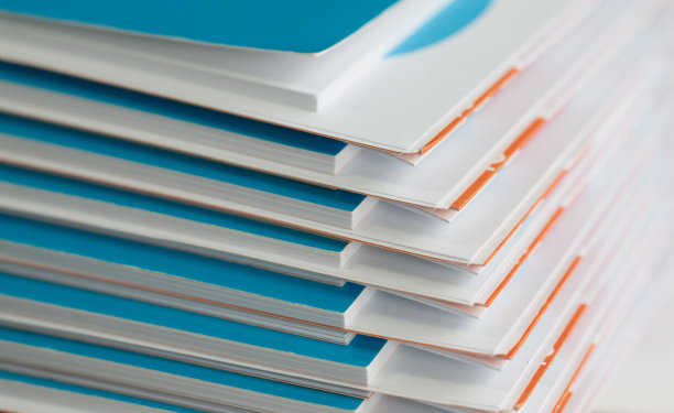 用于业务台的报表文件堆，用于年度报表文件堆，文件的编写、提交。商务办公理念，软焦点图片下载