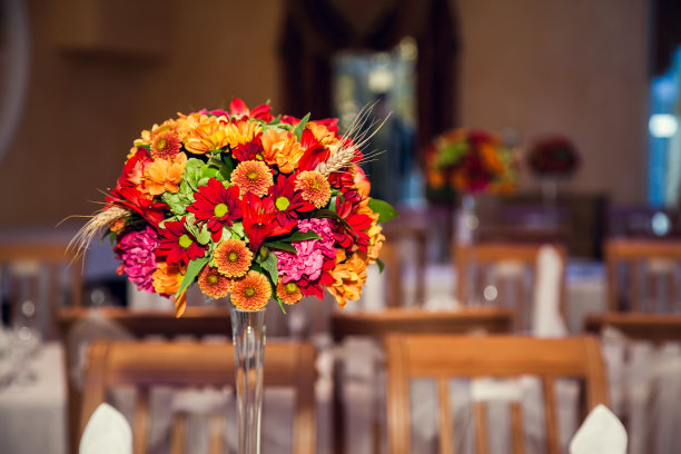 秋天的花束装饰着餐厅的节日餐桌图片下载