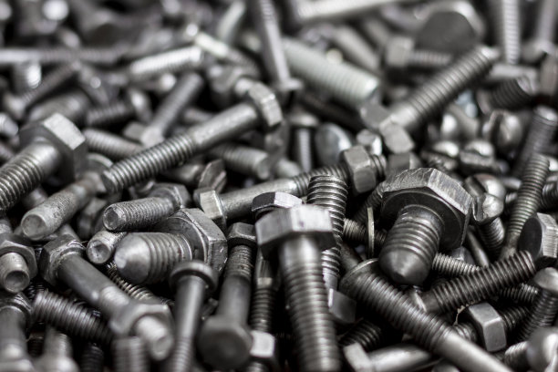 一堆不同尺寸的六角头螺栓图片下载