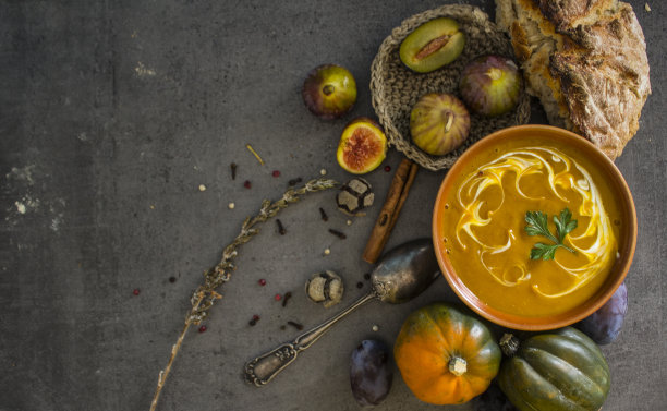 南瓜汤俯视照片，碗装奶油南瓜汤，留有文案空间图片下载