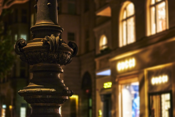 柏林Kurfuerstendamm大街夜晚的历史灯柱。图片下载