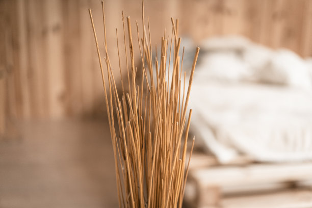 卧室装饰上的一堆稻草特写。模糊的背景。干草作为装饰元素。高质量的照片图片下载