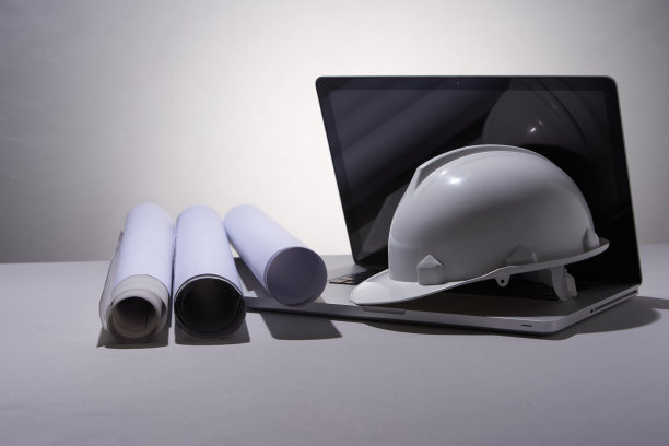 安全帽放在灰色的桌面上图片下载