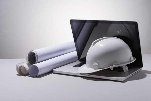 安全帽放在灰色的桌面上图片下载