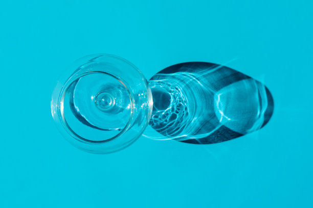 在普通背景上有明显阴影的玻璃。从上往下看。图案空白图片下载