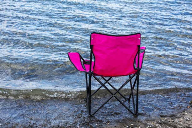 海滩上的露营椅图片下载