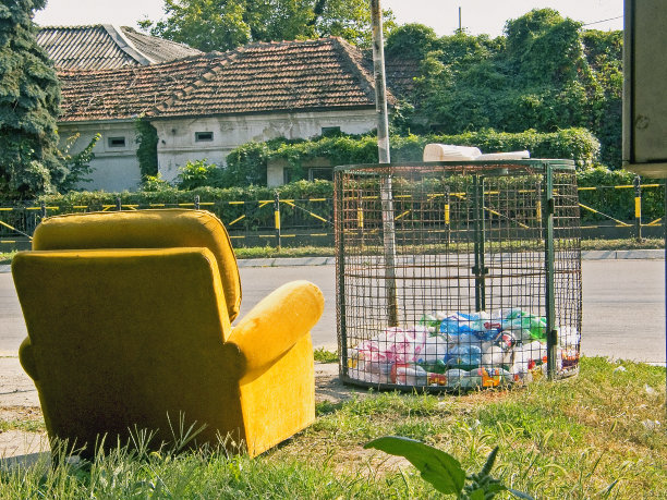 丢弃在路边的旧软垫扶手椅图片下载