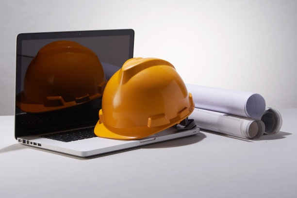 安全帽放在灰色的桌面上图片下载