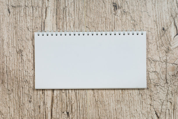 白色木桌上的空白笔记本图片下载