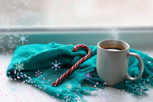 一杯热咖啡在窗台上。图片下载