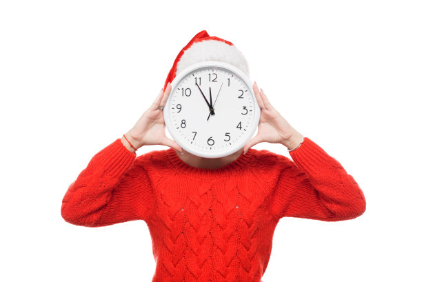 新年晚了，圣诞购物女孩与大挂钟在圣诞老人的帽子上孤立的白色背景“t图片下载