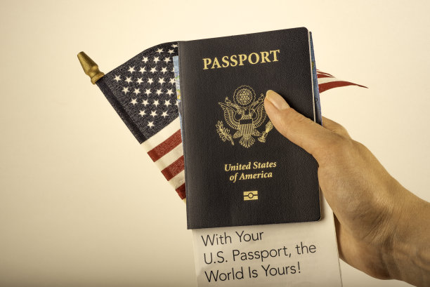 国际美国护照(美国)覆盖块指南的新持有人-与您的美国护照，世界是您的!-握在女人的手在温暖色调的背景。图片下载