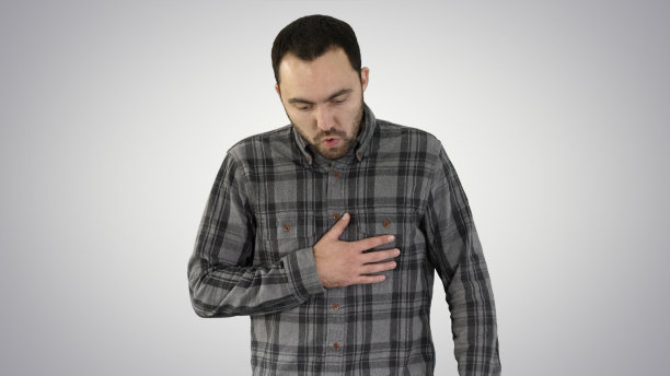 有吸引力的年轻人疲倦后在梯度背景上跑步图片下载