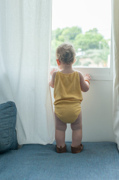 宝贝透过窗户看图片下载