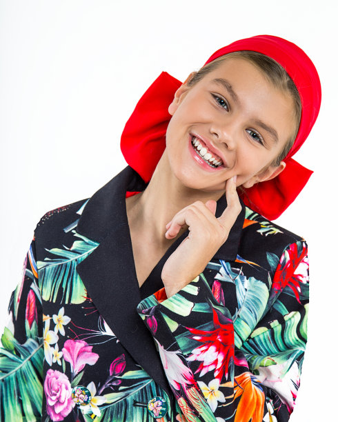 美丽的脸，年轻的女孩，干净清新的皮肤近距离隔离在白色。美丽的肖像。完美的微笑，健康的牙齿。纯美的模型。青春、护肤、牙科理念。杂志,书的封面图片下载