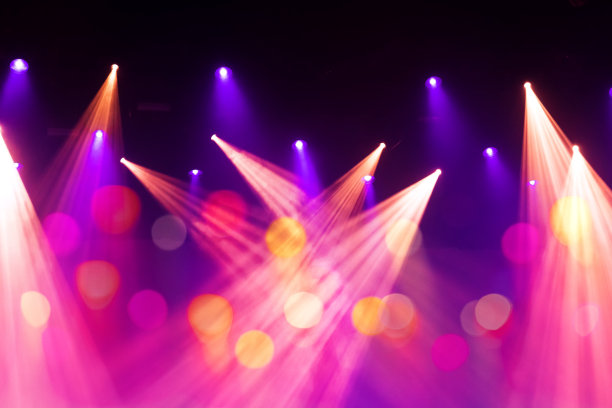 戏剧性的聚光灯与烟雾效果的舞台表演表演图片下载