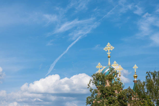 尼可罗-索尔宾斯基女子修道院的金色十字架和彩绘穹顶。图片下载