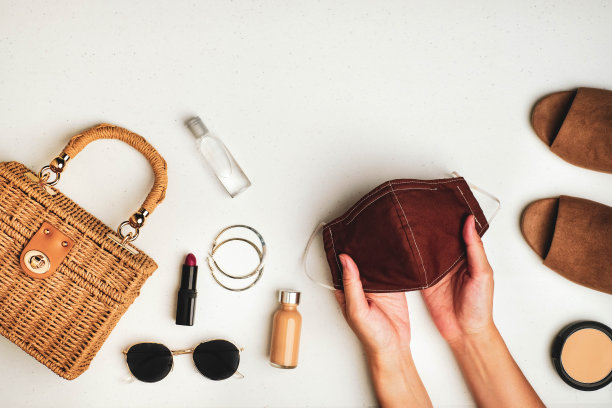 时尚平面为新的正常生活方式奠定了基础。夏季风格概念与面具，化妆品，手袋，太阳镜和女性配件。图片下载