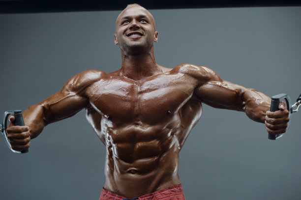 有线电视交叉健身的人鼓起肌肉图片下载