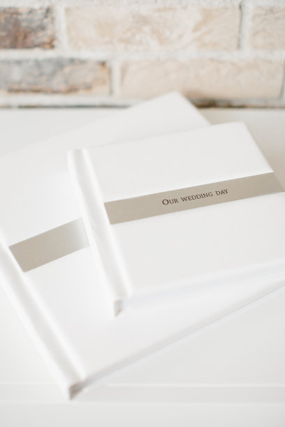 室内有白色的婚纱照图片下载