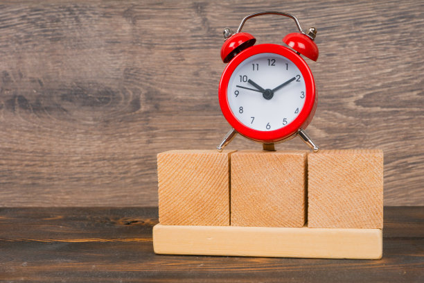 红色闹钟与3木制玩具积木，模板倒计时或日期图片下载