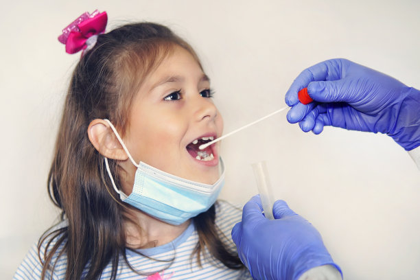 医生对戴医用口罩的女患者进行新冠病毒检测。从一个男人身上采集唾液样本。DNA测试。covid - 19治疗后的控制检测图片下载