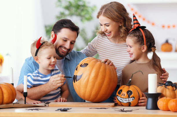 一家人在餐桌上雕刻杰克灯图片下载