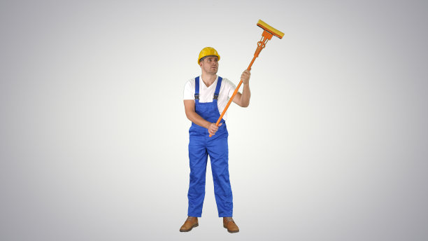 微笑的中年工人用橡皮擦和微笑清洁窗户图片下载