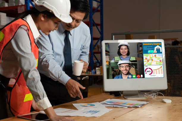 仓库工作人员在仓库的电脑屏幕上进行视频通话图片下载