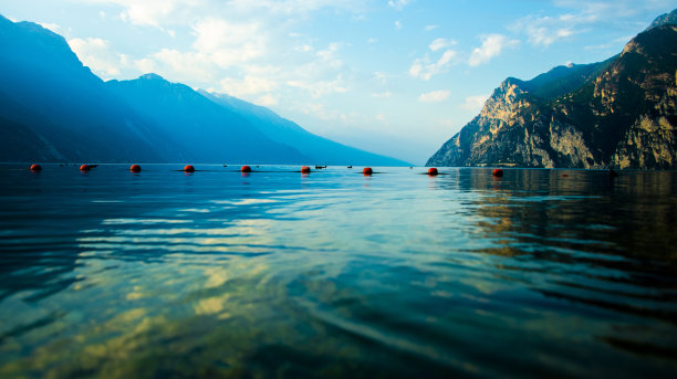 湖山和红色浮标图片下载
