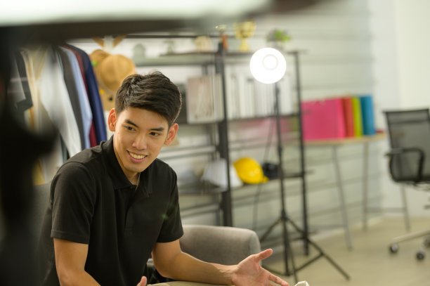 专业数码摄像机拍摄男性视频博客，在线销售，在线拍摄新产品供客户选择。图片下载