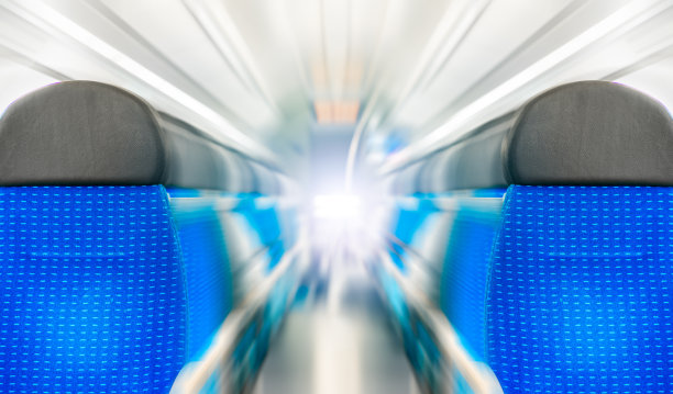 清洁卫生的空座位在欧洲德国公共交通列车地铁巴士与阳光旅行者旅行在假期与自然景观的窗户图片下载