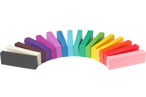 五颜六色的橡皮泥供孩子们创作，孤立，白色的背景，文字的地方。图片下载