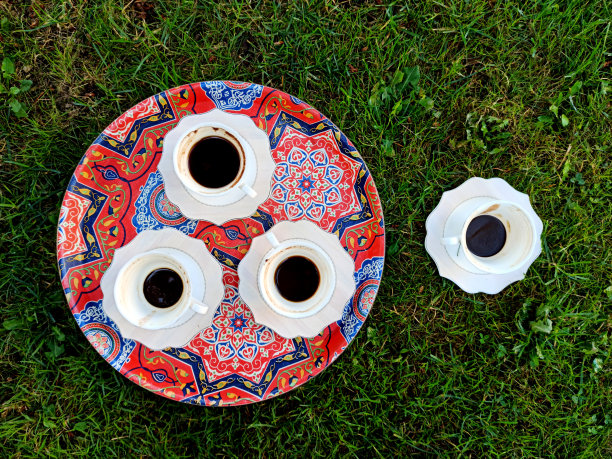 在清晨的草地上喝杯咖啡图片下载