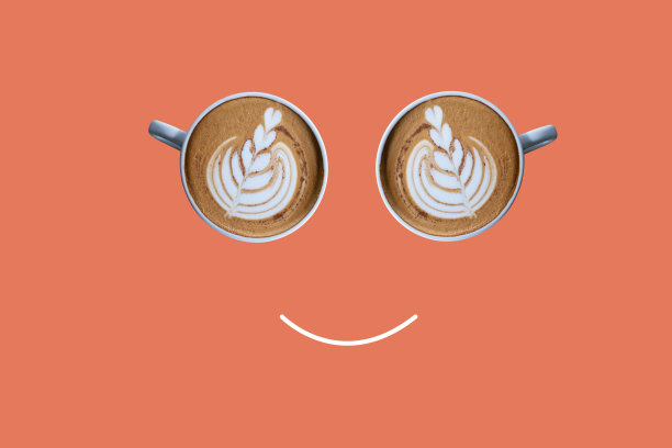 咖啡从上面放在木桌上。城市咖啡厅工作空间或咖啡休息时间在早上图片下载