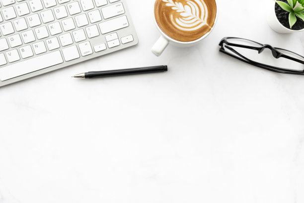 白色的办公桌旁有电脑键盘，一杯咖啡和用品。顶视图与复制空间，平放。图片下载