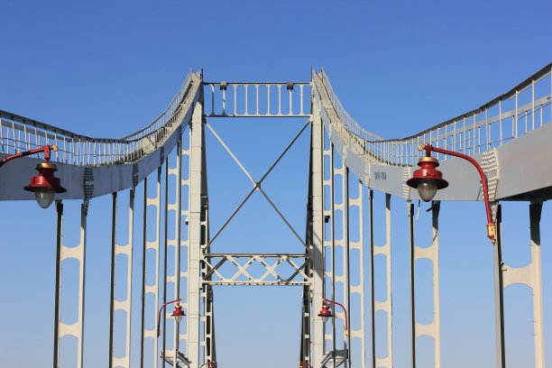 挂着红灯笼的金属桥图片下载