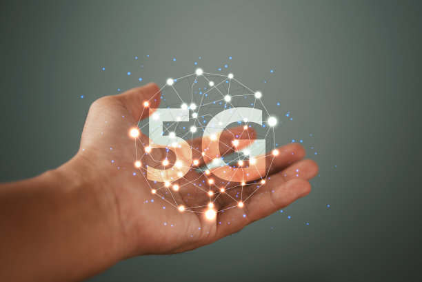 全球网络连接5G在男人手上。全球网络连接5G概念。图片下载