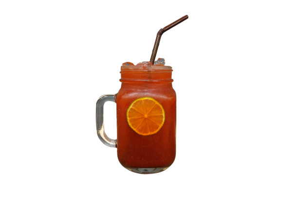 柠檬冰茶里面的草把新鲜的柠檬孤立在白色的背景。图片下载