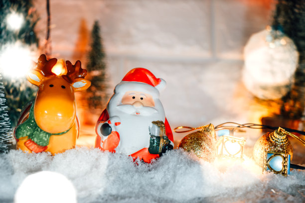 圣诞老人沙驯鹿在寂静的夜晚用圣诞树和装饰品，点亮闪闪发光的背景。圣诞快乐，新年快乐。图片下载