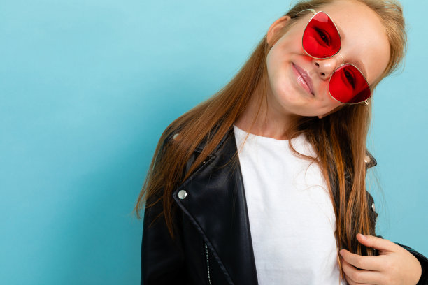 厚脸皮的欧洲女孩戴着浅蓝色的眼镜图片下载